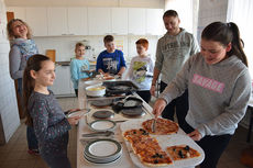 Gemeinde dankt den Sternsingern mit einem Pizzabacken 